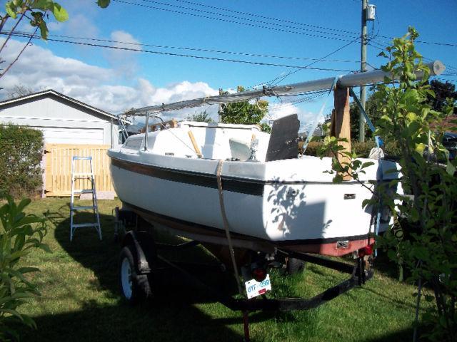 MacGregor Venture 17 sailboat with cabin, trailer & 4.5hp Mercury