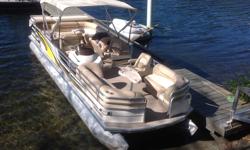 2002 Suntracker, Regency 27. This is the largest pontoon boat made by Suntracker Marine, before you step up to the "Party Hut" 30' mini house boat.
Equipped with the following features:
- twin 24" diameter pontoons
- four cylinder , 135 horse, Mercruiser